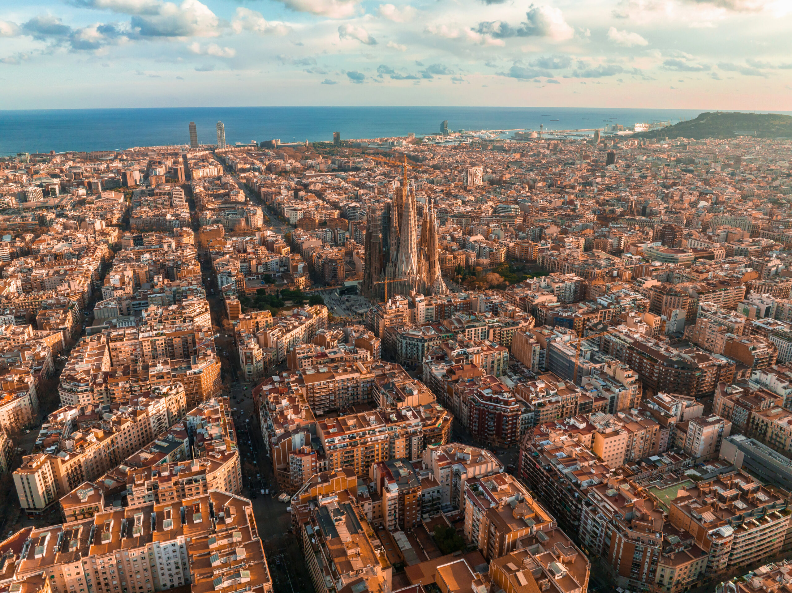 Vista panoramica di Barcellona con la Sagrada Família al tramonto