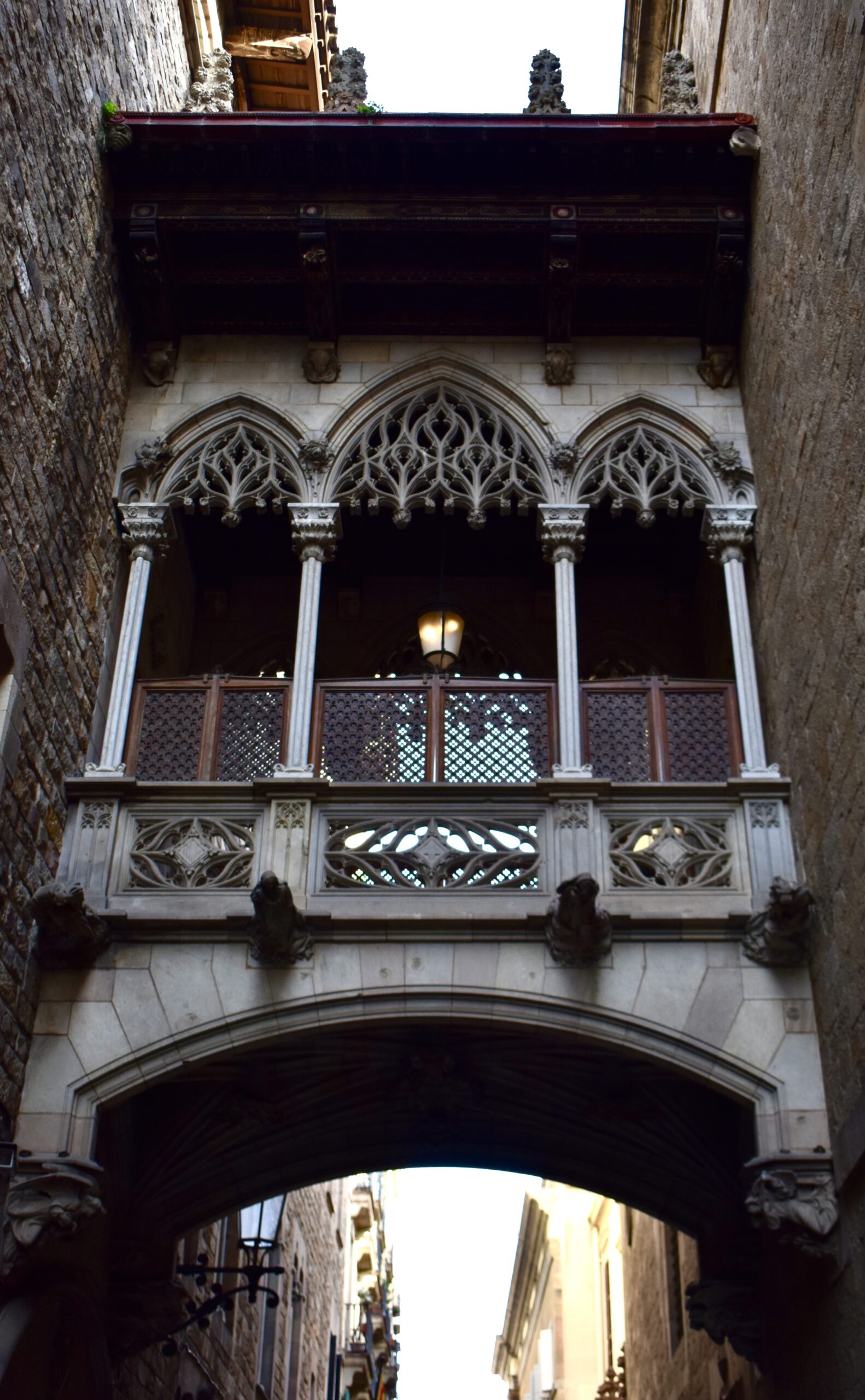 Dettaglio architettonico neogotico del Ponte del Bisbe a Barcellona