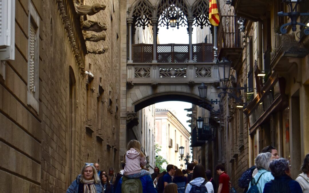 Il Ponte del Bisbe a Barcellona: leggenda, misteri e desideri nel cuore del Gotico
