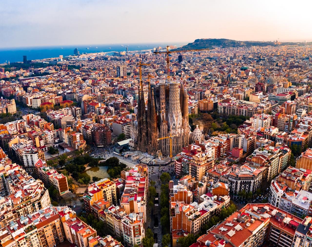 Vista di Barcellona con la Sagrada Família dall'alto in primavera