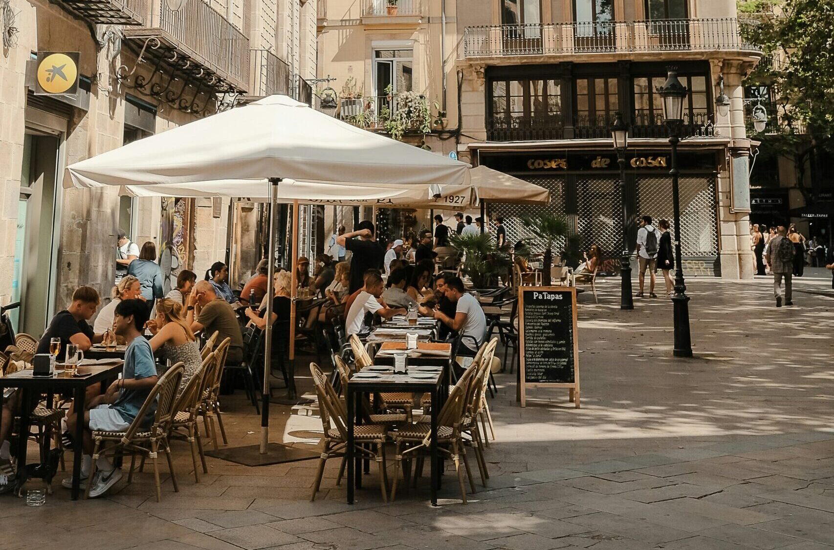 Atmosfera rilassata a Barcellona in aprile tra passeggiate e vita all'aperto