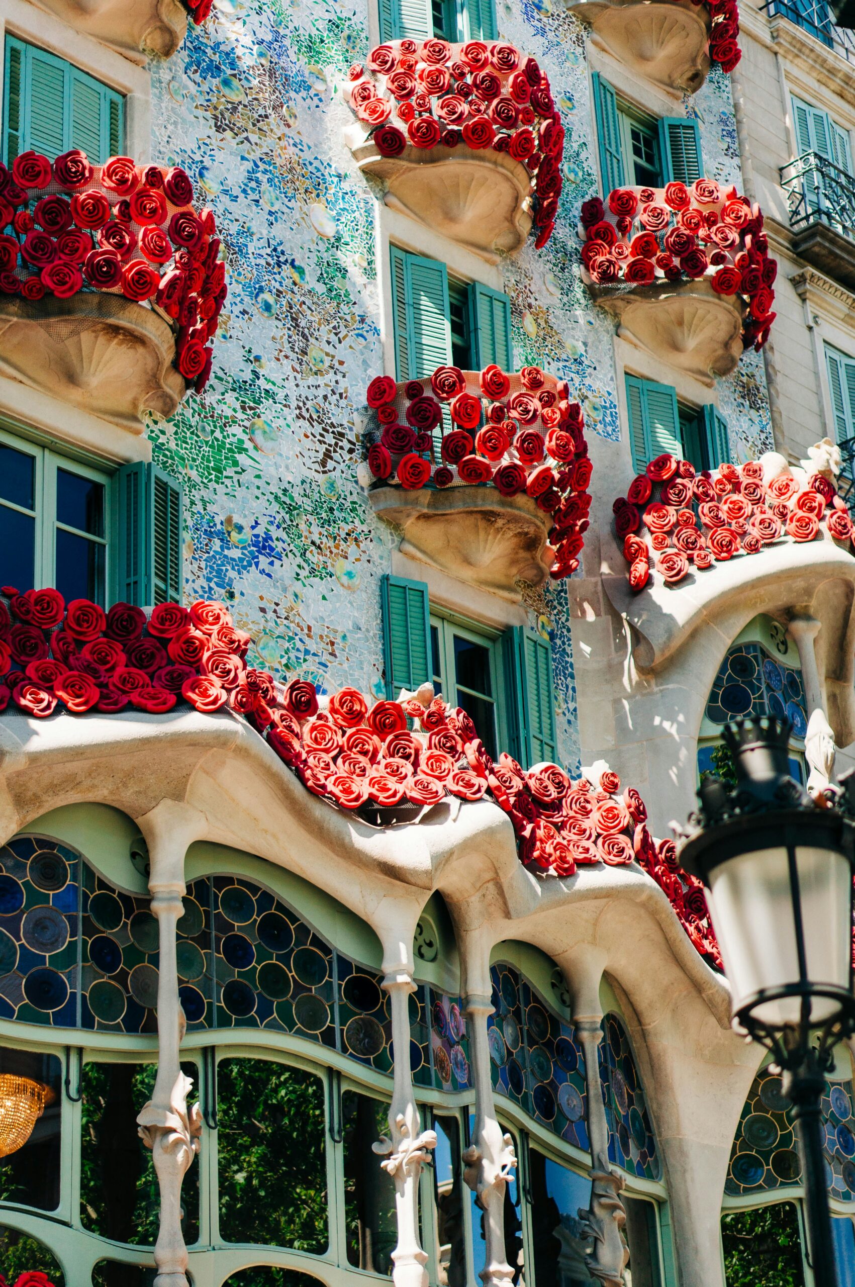 Balconi e rose a Casa Batlló durante Sant Jordi a Barcellona