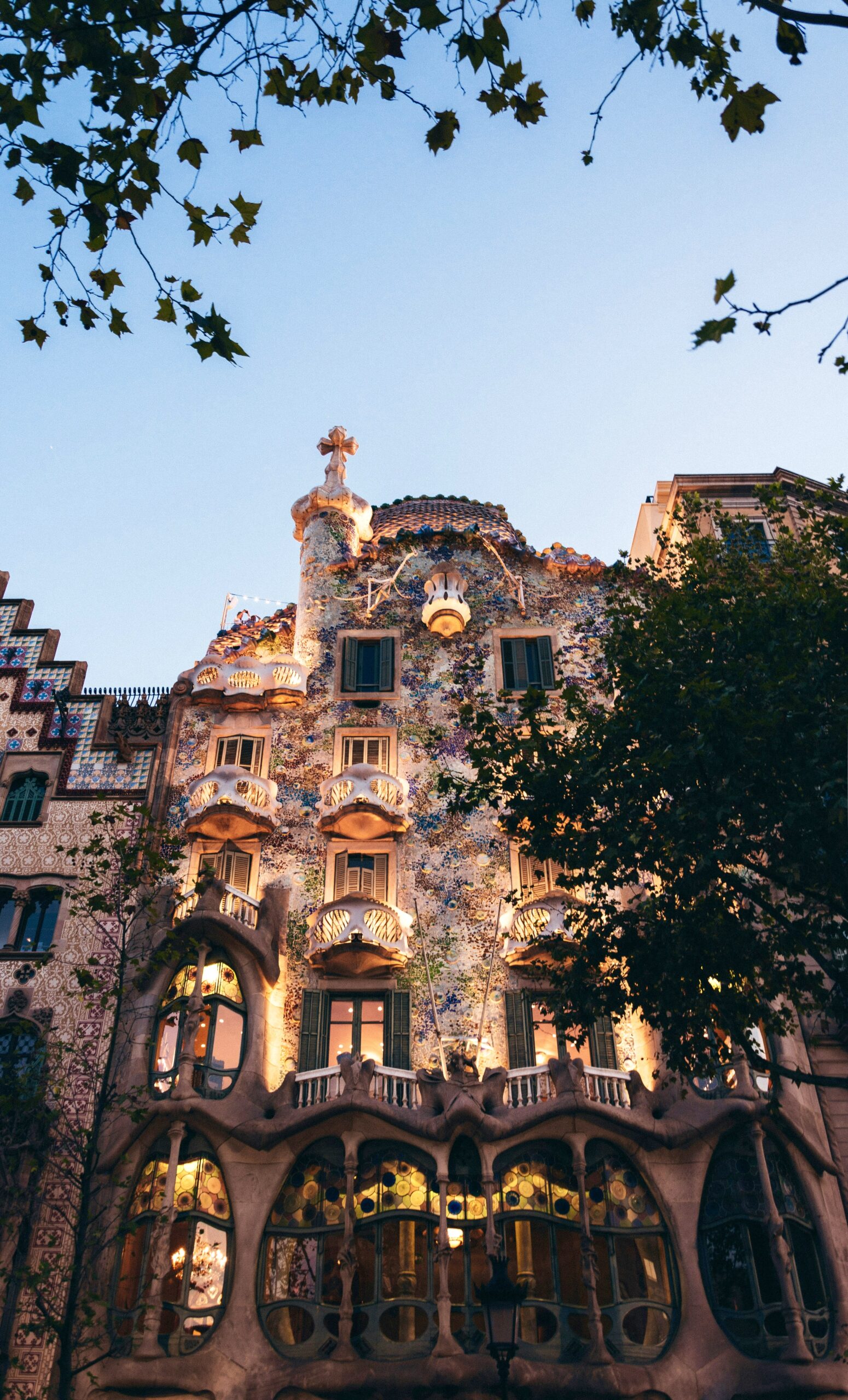 Casa Batlló decorata durante Sant Jordi a Barcellona