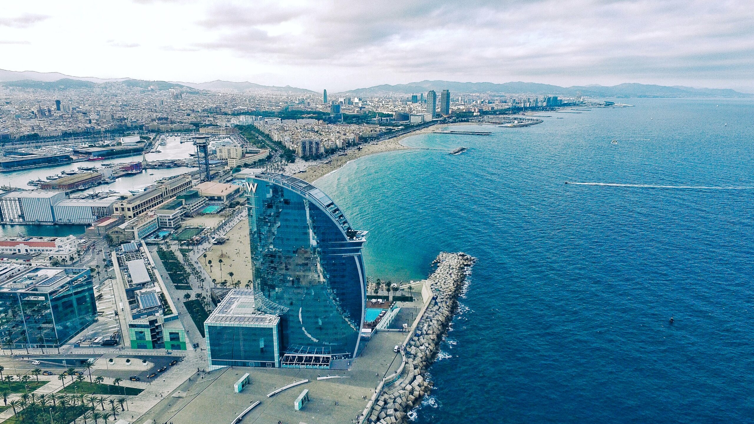 Barcellona a maggio con vista sulla Barceloneta, il mare e la vela