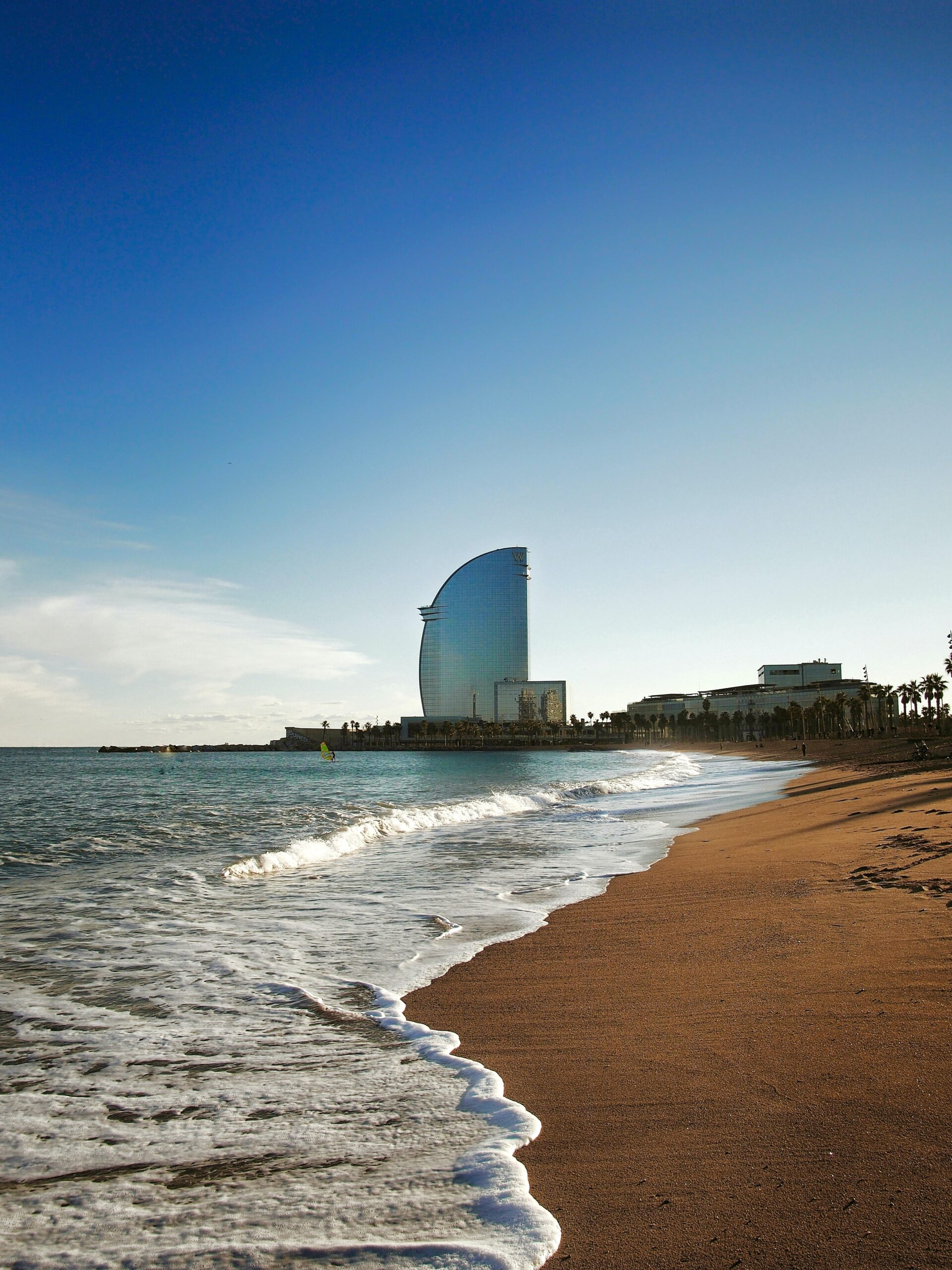 Vela e spiaggia della Barceloneta a Barcellona a maggio