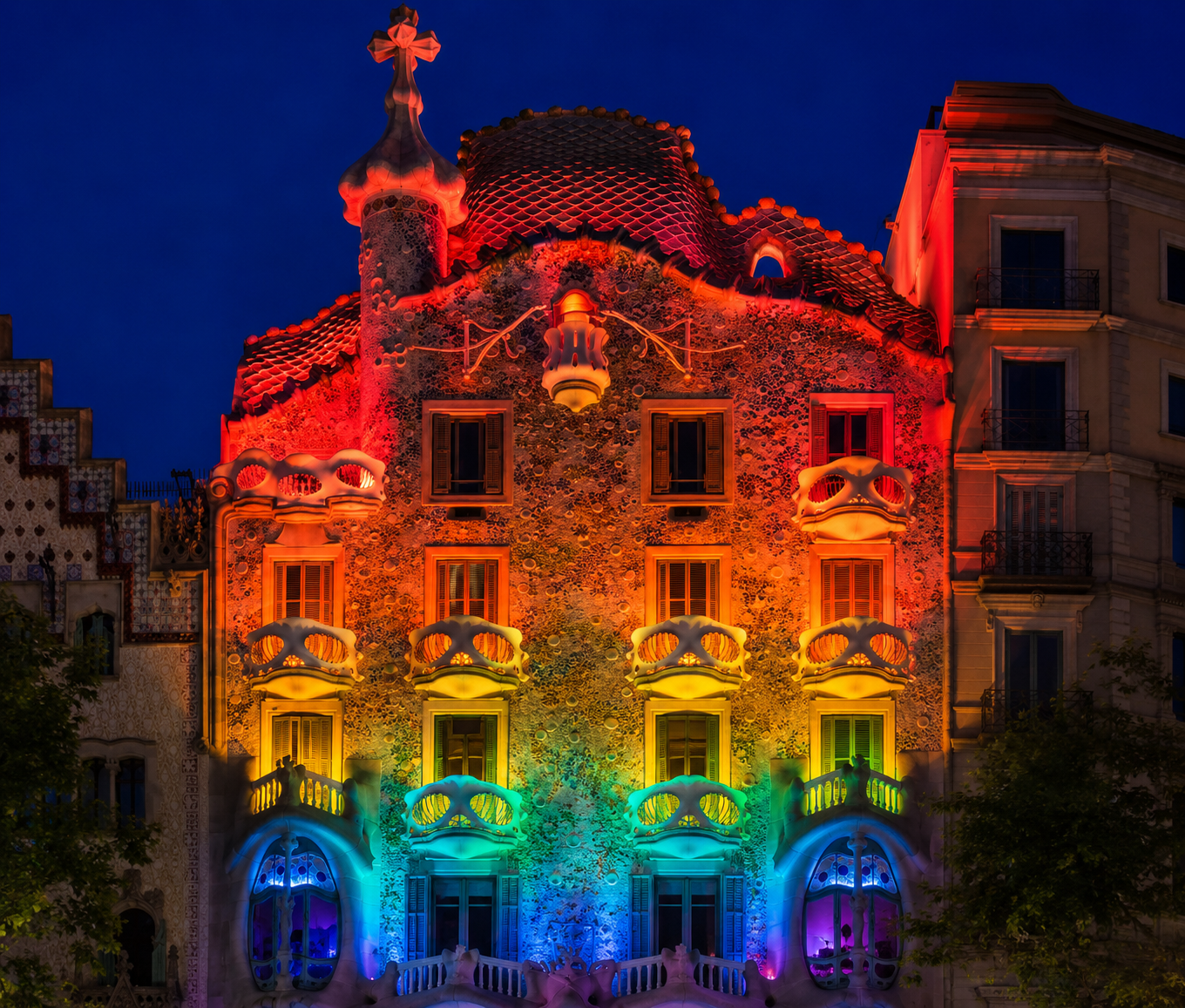 Casa Batlló illuminata con i colori del Pride a Barcellona