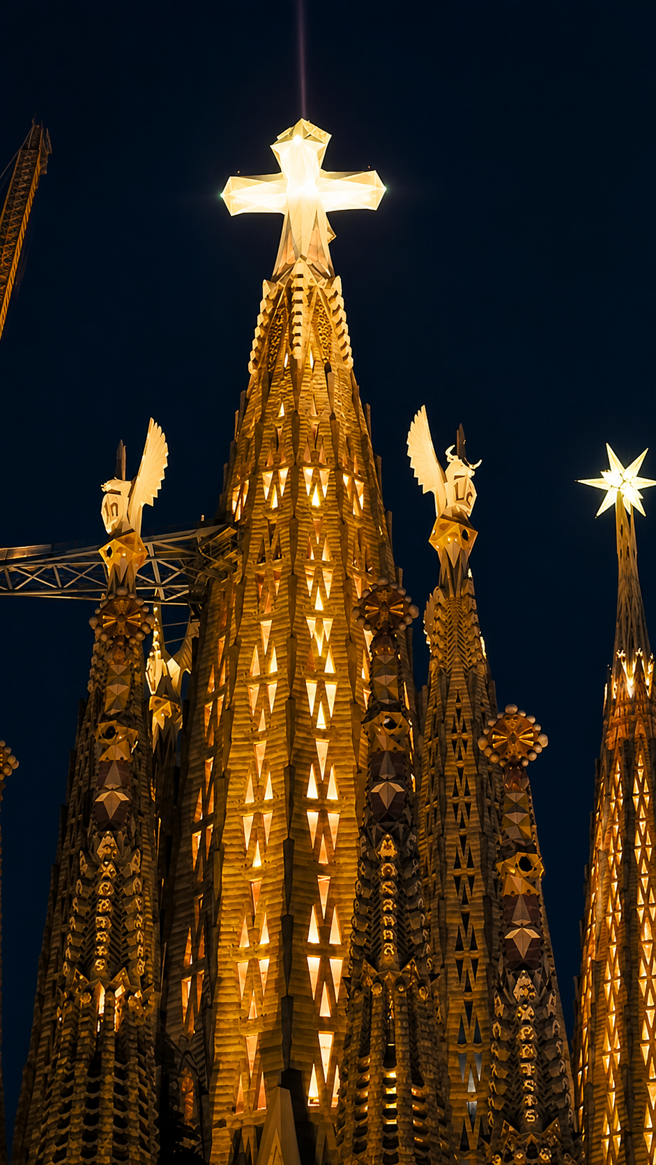Croce della Sagrada Família illuminata nel 2026