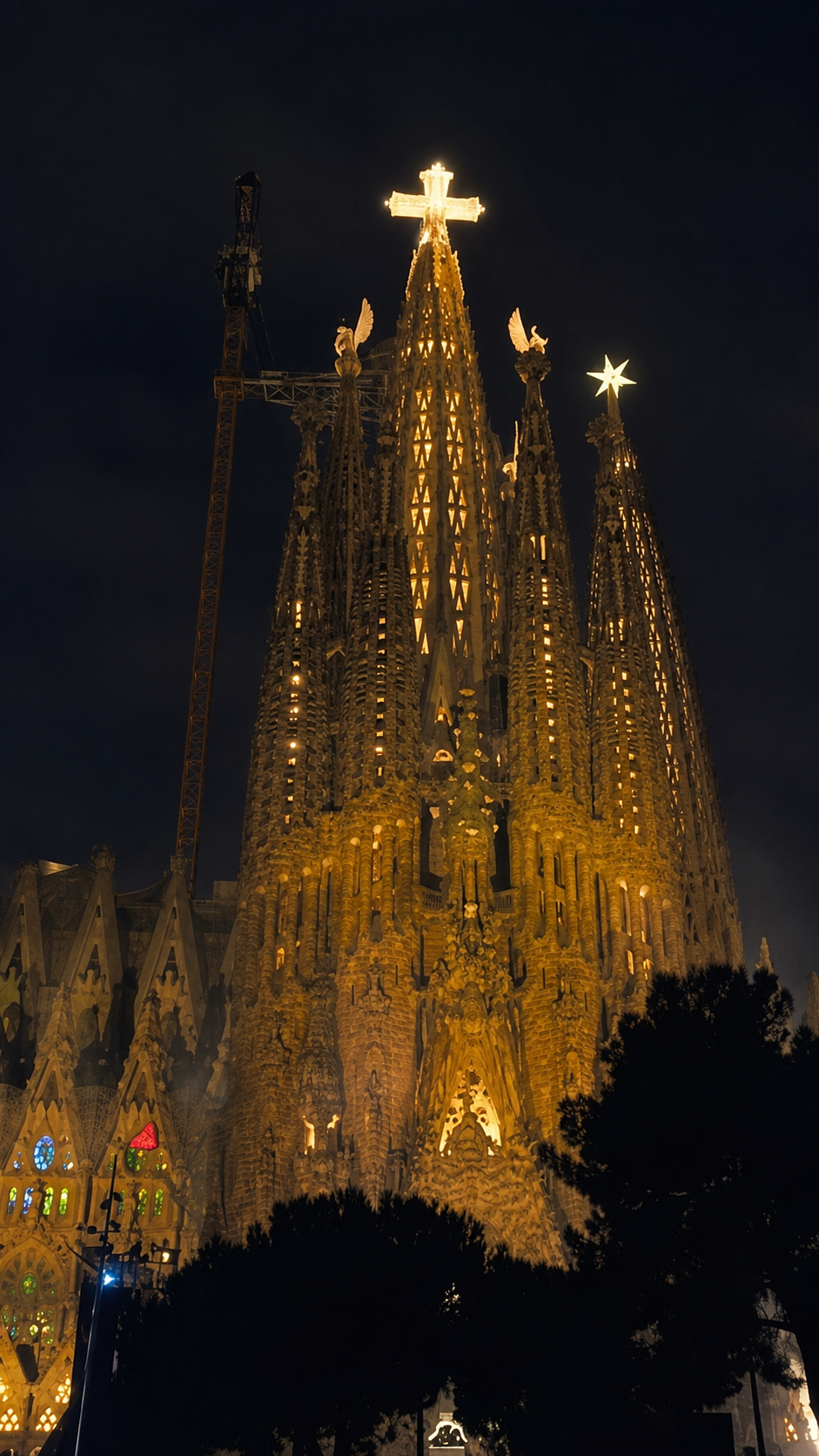 Illuminazione della croce della Torre di Gesù Cristo della Sagrada Família